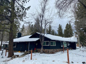 Fox & Swan Chalet - Beautiful ranch style home with Hot Tub and a Game Room with Arcade Games!